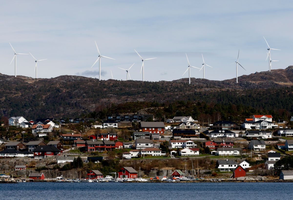 Olje- og energidepartementet har fått over 1.700 høringssvar i forbindelse med NVEs forslag til vindkraftutbygging i Norge.
Her er av vindturbinene i Fitjar kommune i Hordaland. Foto: Jan Kåre Ness / NTB scanpix