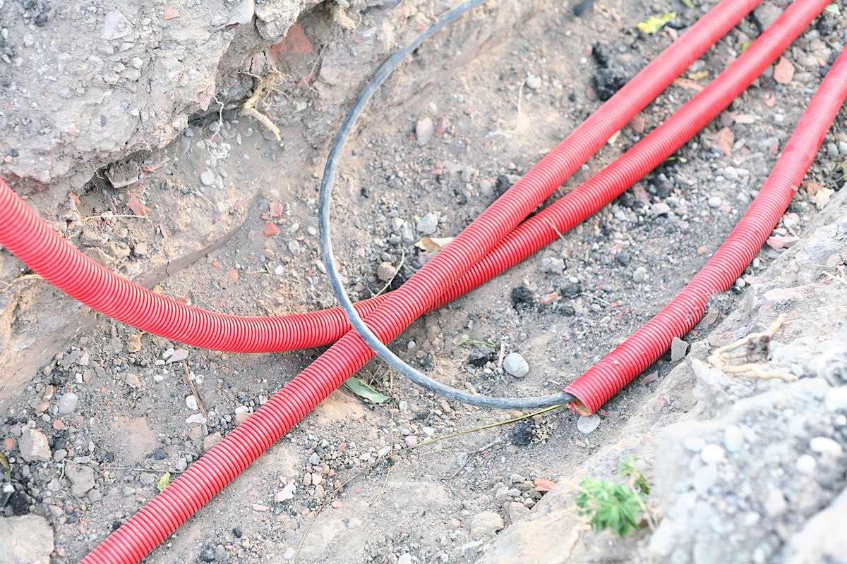 Telenor og flere kommuner er uenige om hvor dypt kabler skal graves ned i grunnen. Illustrasjonsfoto: Colourbox