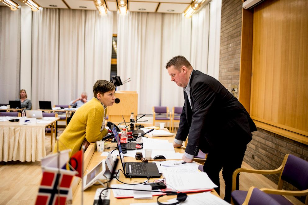 Fylkesordfører i Finnmark Ragnhild Vassvik (Ap) er fornøyd med kommunalministerens initiativ. Til høyre Rune Sjåstad, som var fylkesordfører i forrige periode. Arkivfoto: Magnus K. Bjørke