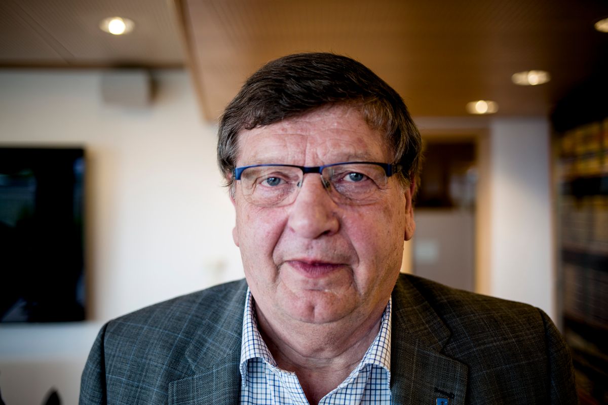 Tidligere Leksvik-ordfører Einar Strøm (Sp) hadde ikke fullmakt til å gi daværende rådmann en gullkantet arbeidsavtale, ifølge granskingsrapport, som legges fram i kontrollutvalget i dag.