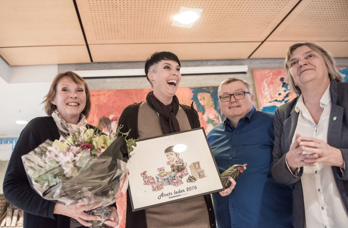 Jubel, stolthet og glede på rådhuset i Kongsberg i dag. Fra venstre ordfører Kari Anne Sand, barnevernsleder Tone Risvoll Kvernes, nyhetsredaktør Ole Petter Pedersen i Kommunal Rapport og rådmann Wenche Grinderud. Foto: Lisa Rypeng