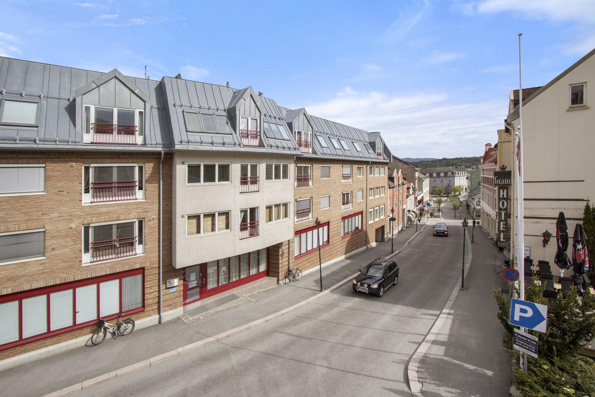 Megler på Ringerike forteller at mange investerer i sekundærboliger på Hønefoss. Her er Stabbels gate 9 i Hønefoss sentrum. Leilighetene her har kort vei til pendlerbuss og tog. Foto: DNB EIendom