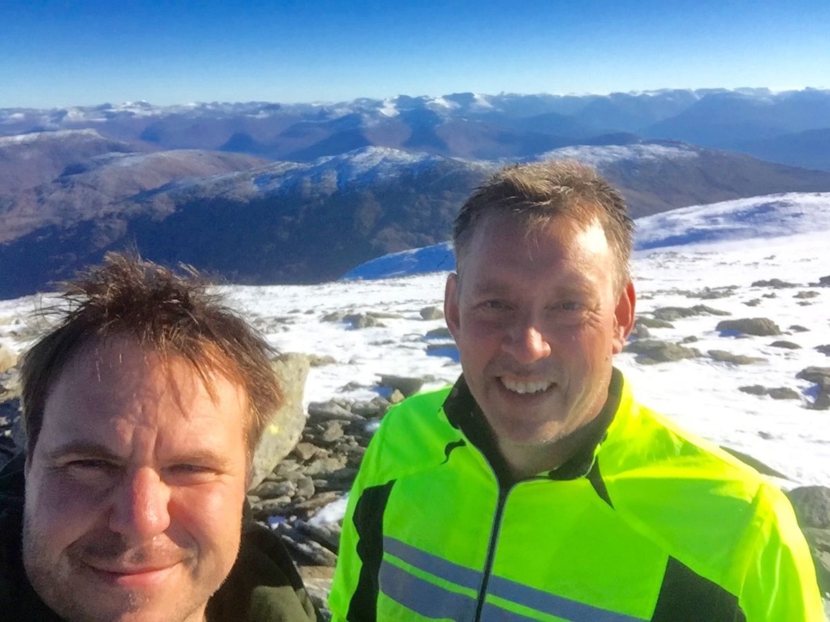 Eid-ordfører Alfred Bjørlo (V) og Selje-ordfører Stein Robert Osdal (KrF) dro på fjelltur sammen til Sunndalsnipa i Volda i oktober. Det var den uformelle opptakten til forhandlingene, ifølge Bjørlo. Foto: Privat