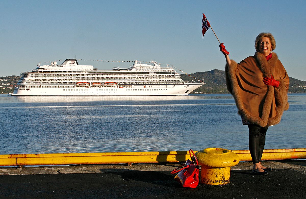 Arkivbilde av tidligere ordfører i Bergen, Trude Drevland, foran cruiseskipet Viking Star. Bildet er tatt 15. mai 2015 da Viking Star kom til Bergen for første gang. Foto: Erik Ask / NTB scanpix
