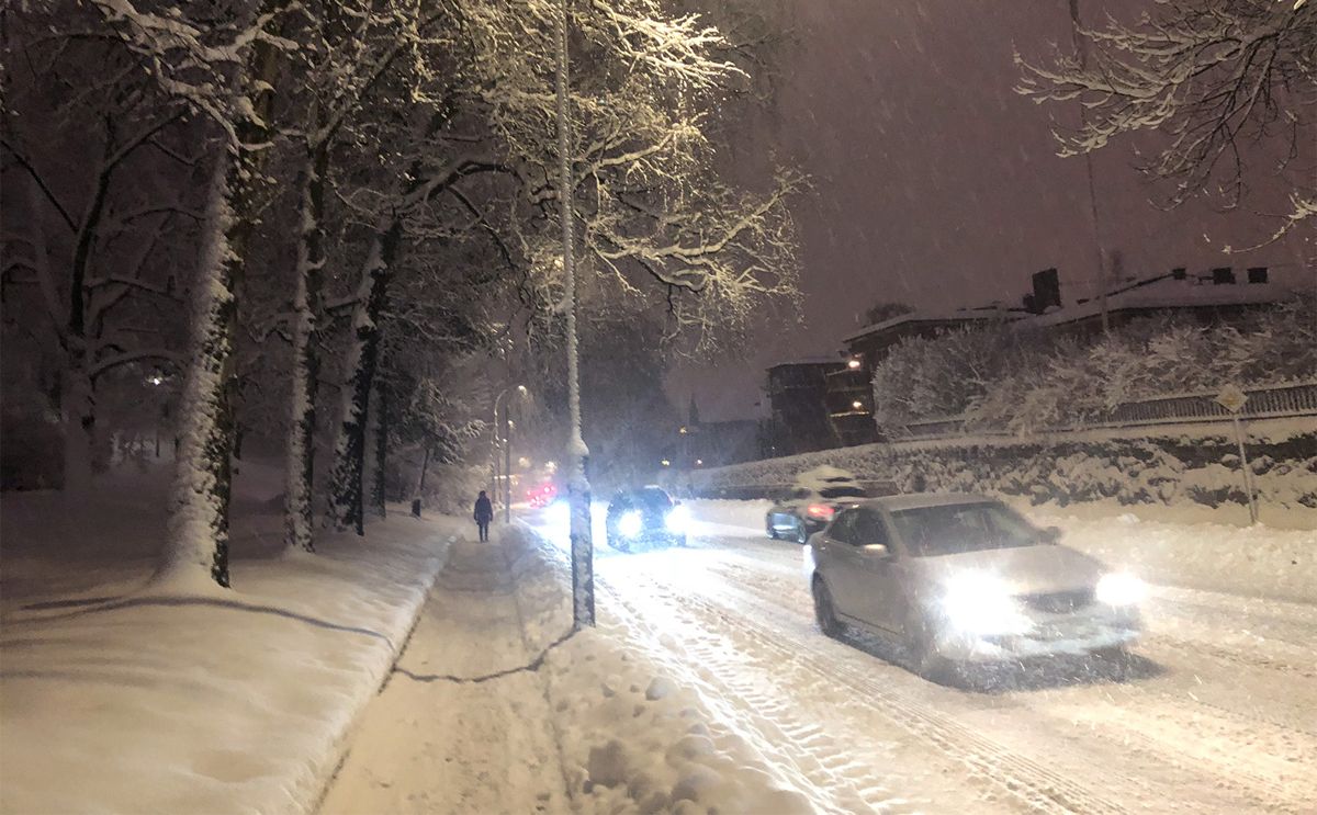 Store snømengder skaper problemer flere steder i landet. Dette bildet er tatt i Oslo tirsdag morgen. Foto: Terje Lien