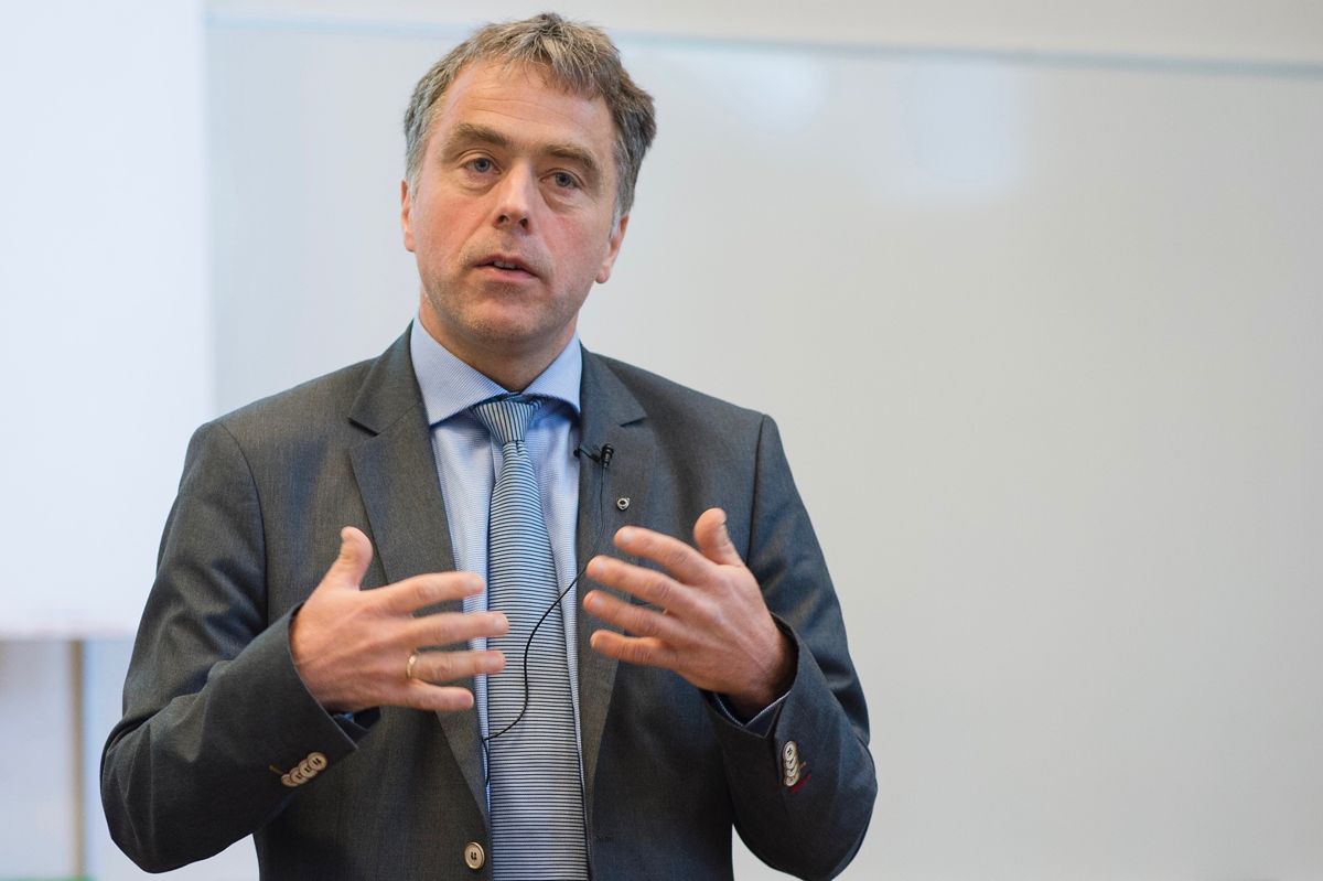Direktør Helge Eide i KS mener opplæringsloven må endres slik at kommunene slipper å være lovbrytere. Foto: Joakim S. Enger
