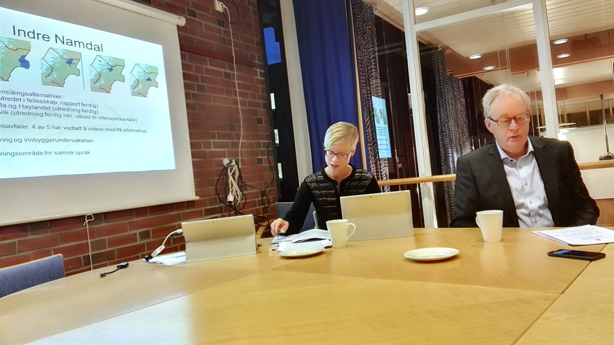 Kommunaldirektør Hans Brattås og seniorrådgiver Sigrid Hynne la i dag fram status for kommunereformen i Nord-Trøndelag. Foto: Robert Morberg/Fylkesmannen
