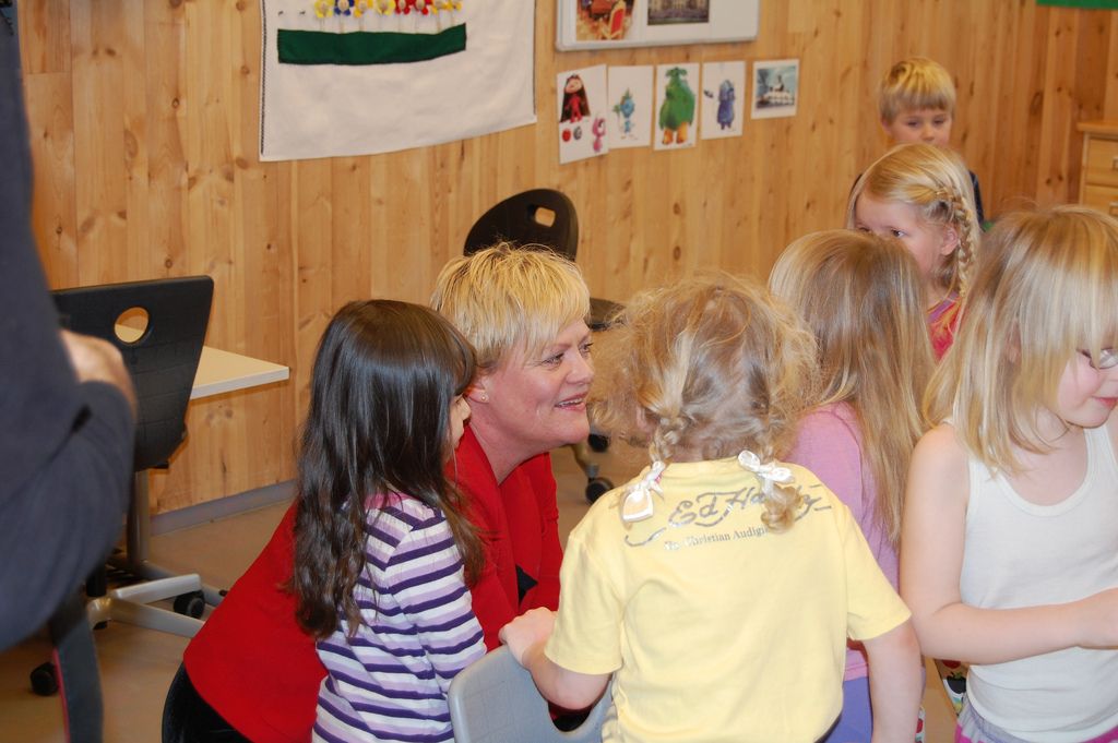 Kunnskapsminister Kristin Halvorsen (SV) mener høyere grunnbemanning er svaret på at mange førskolelærere er bekymret for helsa. Her besøker hun Universet barnehage i Tromsø. Foto: Kunnskapsdepartementet.