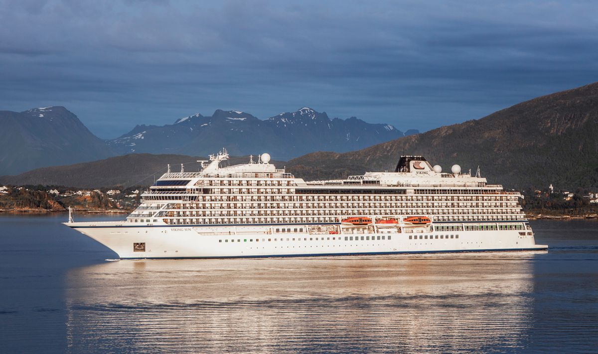 Cruiseskipet Viking Sun fra Viking Cruises, på vei til inn til Ålesund. Foto: Halvard Alvik / NTB scanpix