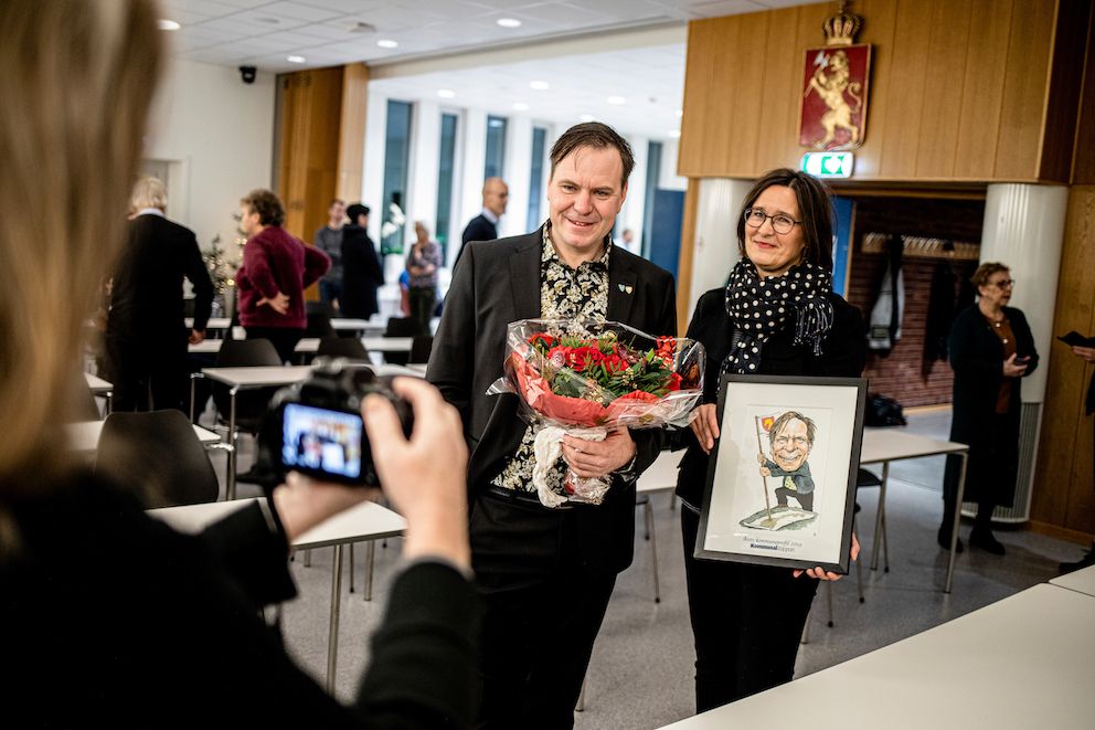 Både lokalpresse, familie og ansatte var til stede da ordfører Alfred Bjørlo gikk overrakt prisen – en karikaturegning av Sven Tveit. Foto: Magnus K. Bjørke