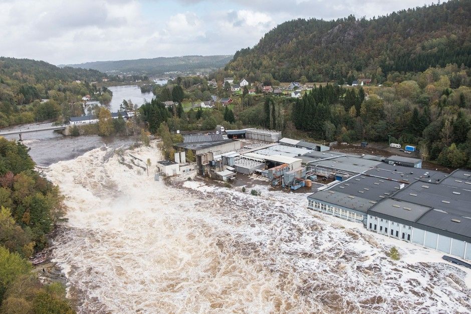 Bildet viser Topdalselva som flommet inn på Boen bruk i oktober 2017, da kraftige regnskyll førte til store oversvømmelser og skader på hus og infrastruktur i Kristiansand og flere andre kommuner på Sørlandet. Foto: Tor Erik Schrøder, NTB scanpix