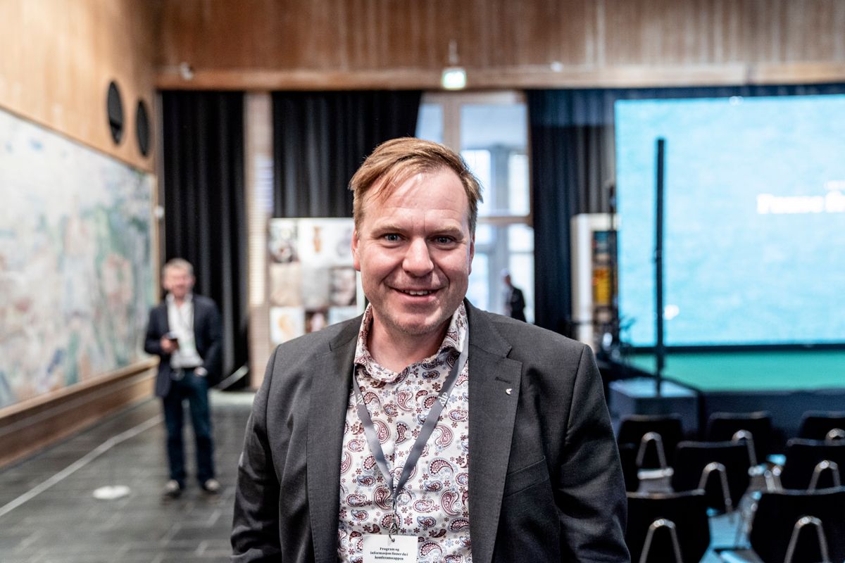 Ordfører Alfred Bjørlo (V) i Eid/Stad ble satt ut, da han fikk beskjed om at han er Årets kommuneprofil. Foto: Magnus Knutsen Bjørke
