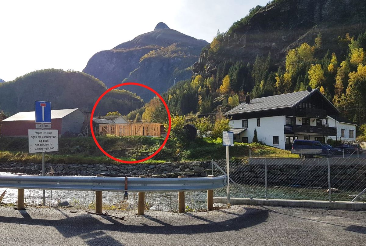 Her mener kommunen at lederen av planutvalget har satt i gang en ulovlig bygging av et hus. Foto: Aurland kommune