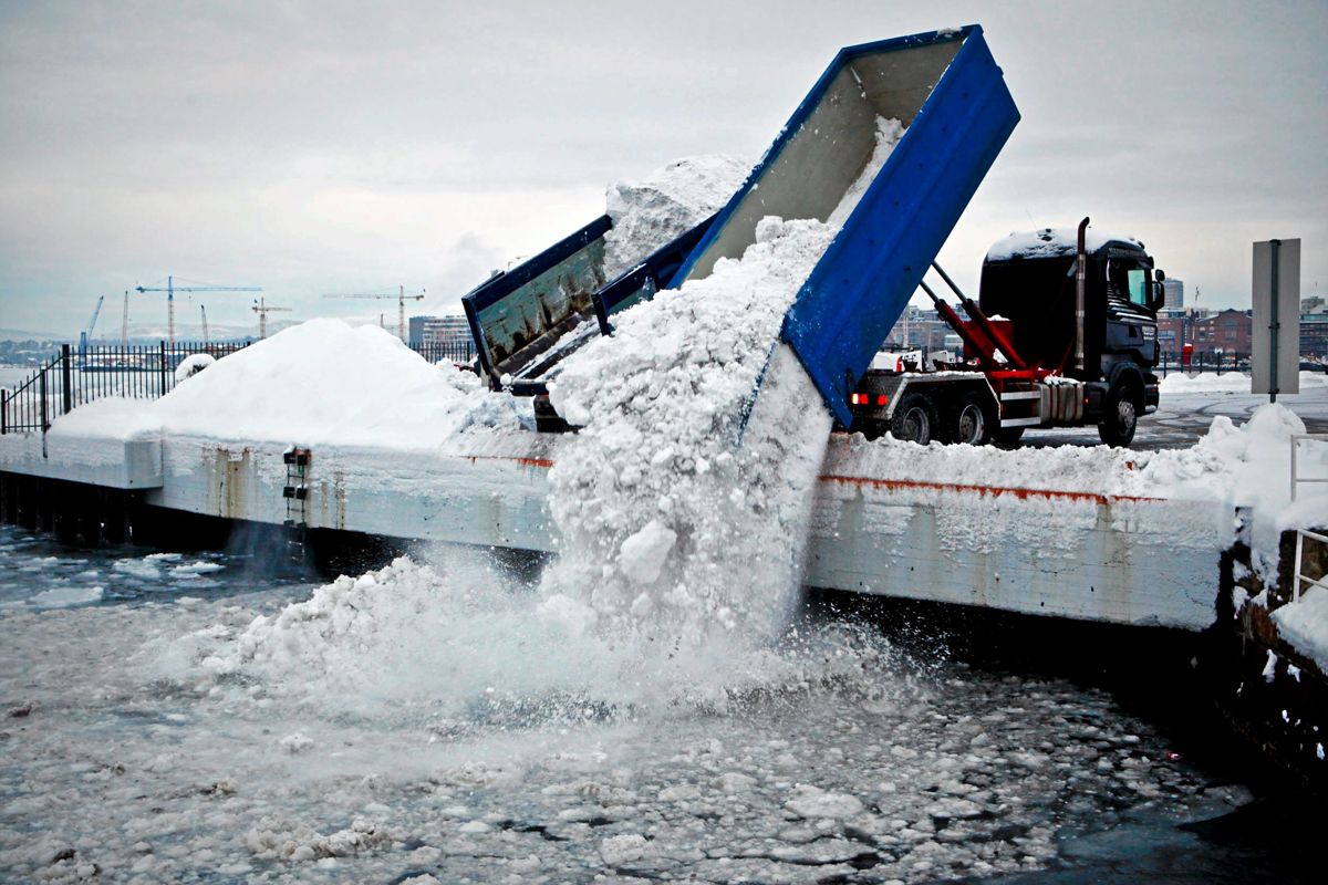 Dumping av snø i sjø og vassdrag bør i hovedsak unngås, mener Fylkesmannen.   Foto: Aftenposten