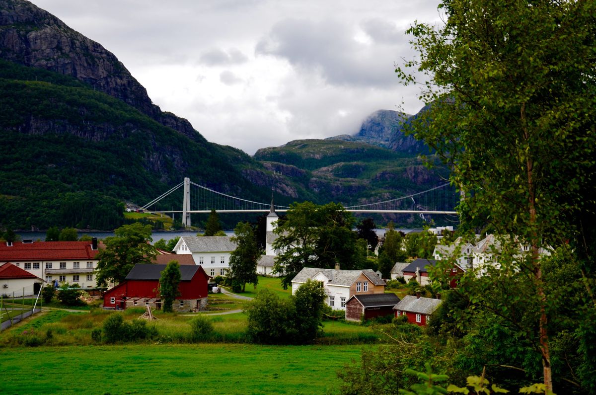 Her ser man Dalsfjordbrua i Dale i Fjaler kommune en sommerdag. Foto: Britt Glosvik