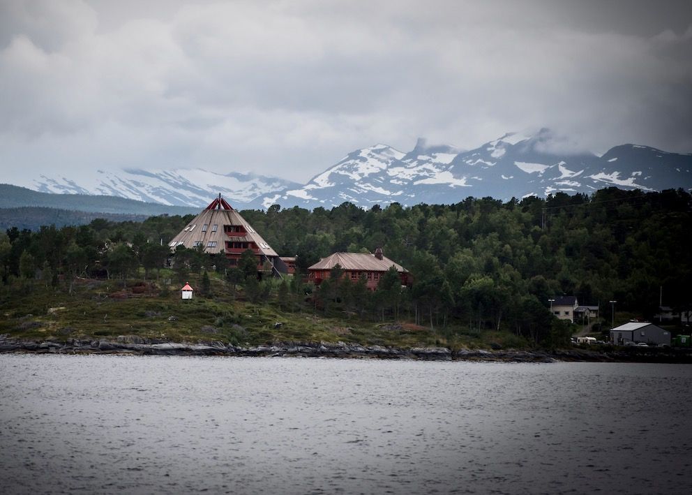 Store kostnader knyttet til den såkalte Tysfjord-saken, er én av grunnene til at nye Hamarøy søkte om hele 18,5 millioner. Bildet viser det lulesamiske senteret i Tysfjord. Foto: Lisa Rypeng