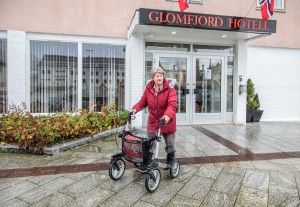 ETTER: Ny og trinnfri adkomst til hotellet er enkel å bruke for Helen-Britt Pedersen.