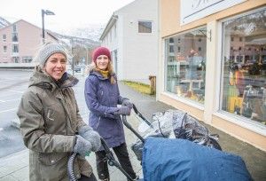 PÅ TRILLETUR: Det er blitt enklere å bruke vogn for Ida Rinnan og Silje Hagen, som jobber i Glomfjord barnehage.