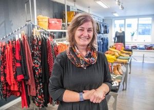 BRA FOR BUSINESSEN: Siv-Janne Barvik driver klesbutikken og er glad kundene hennes nå slipper å risikere helsa på glattisen for å komme seg inn døra.