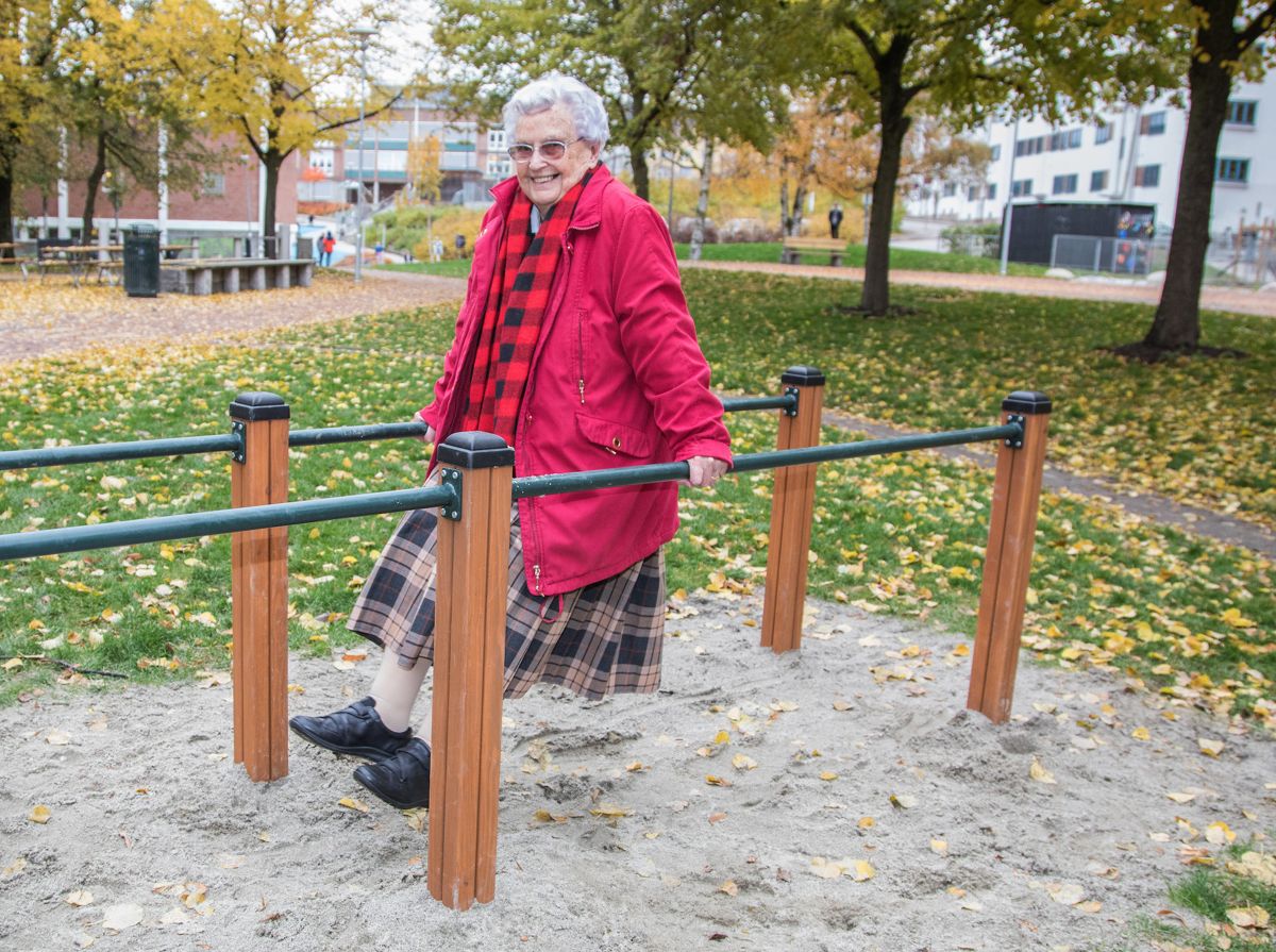 STERK: Null problem for Anne (94) å dingle i treningsapparatet. Den nye parken inviterer til aktivitet for folk i alle aldre. Parken har også fått nye, store blomsterbed, bygget opp av stein som var der fra før. Bydelens fokus på gjenbruk er gjennomgående i parken.