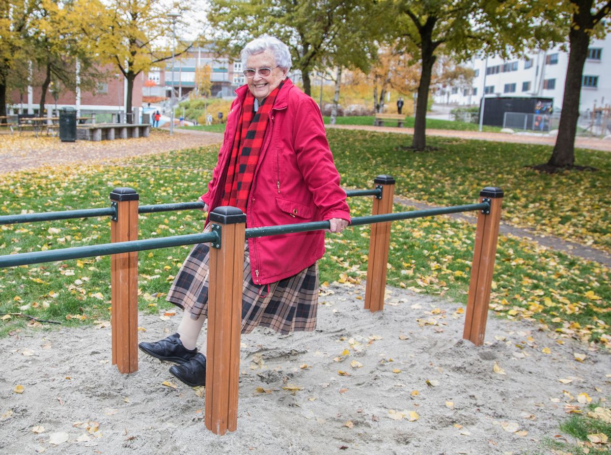 STERK: Null problem for Anne (94) å dingle i treningsapparatet. Den nye parken inviterer til aktivitet for folk i alle aldre.  Parken har også fått nye, store blomsterbed, bygget opp av stein som var der fra før. Bydelens fokus på gjenbruk er gjennomgående i parken.