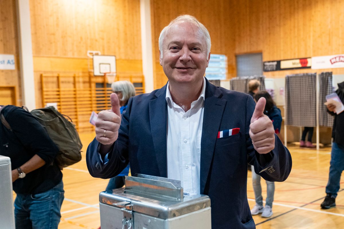 Demokratenes listetopp i Kristiansand, Vidar Kleppe, var optimist da han avla stemme under kommunevalget. Med 12 partier innvalgt i kommunestyret har Demokratene fått en nøkkelrolle i spørsmålet om hvem som skal bli ordfører. Foto: Tor Erik Schrøder / NTB scanpix