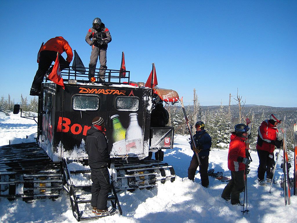 Catskiing går ut på å kjøre skikjørere opp på toppen med beltevogn eller scooter. Det er nytt i Norge, men i andre land, som her i Canada, har det pågått i flere år.