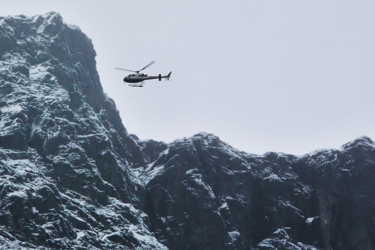 Et helikopter flyr over fjellpartiet Veslemannen, som nylig raste ut. Foto: Ørn E. Borgen / NTB scanpix.