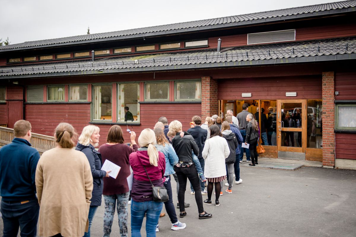 Tiden er moden for å gi 16-åringene stemmerett fra lokalvalget i 2023, mener Kommunal Rapport. Bildet er fra et valglokale i Hobøl ved valget i fjor høst.