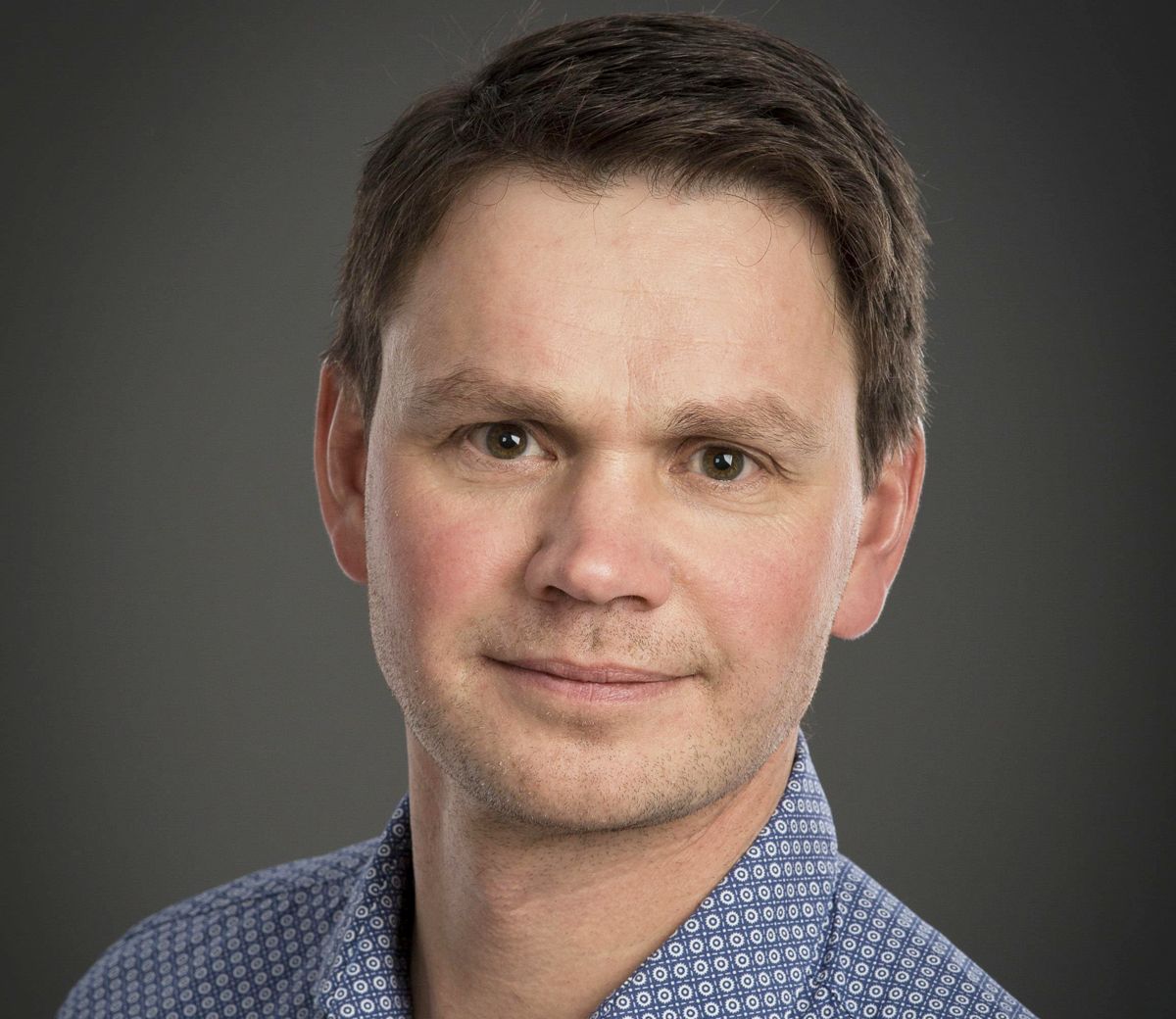 Hans Oskar Devik, ordfører i Røyrvik, håper å kunne ansette ny toppleder i starten av januar. Neste toppleder får tittelen kommunedirektør.