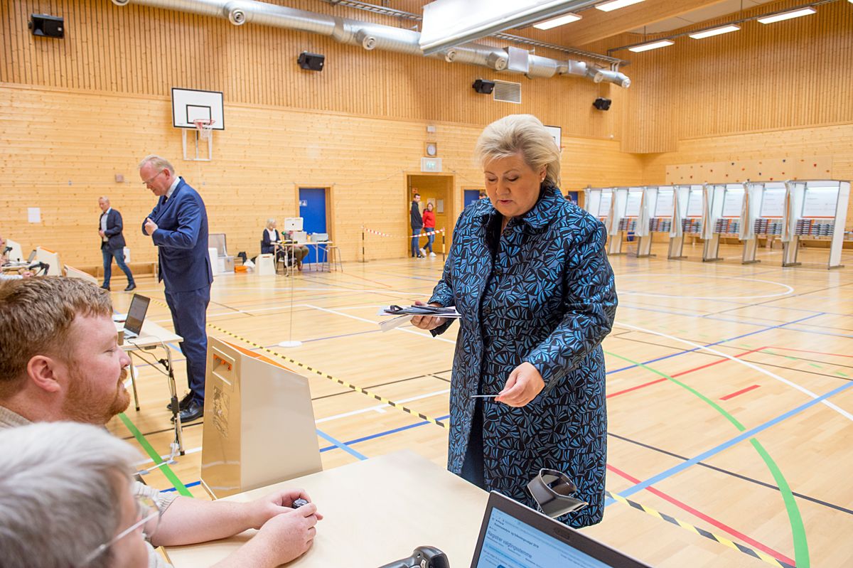 På valgdagen stemte statsminister Erna Solberg (H) og mannen Sindre Finnes på Skjold skole i Fana i Bergen kommune.
Foto: Marit Hommedal / NTB scanpix