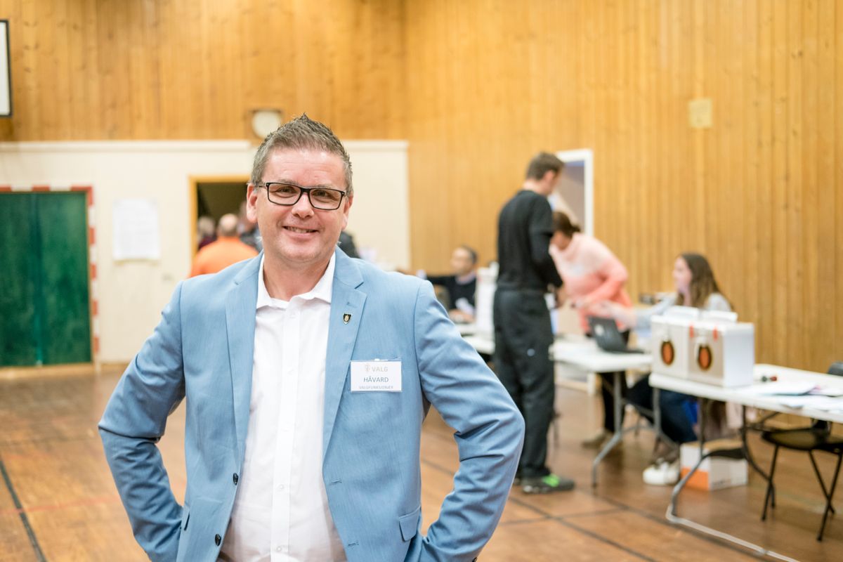 Leder av valgkomiteen Håvard Wennevold Osflaten har mye å gjøre i Hobøls eneste valglokale på Knapstad barne- og ungdomsskole. Foto: Joakim S. Enger