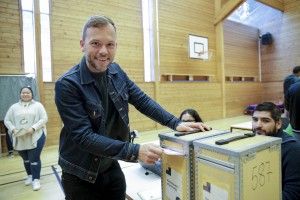 SV-leder Audun Lysbakken avlegger stemme på Hallagerbakken skole.
Foto: Vidar Ruud / NTB scanpix
