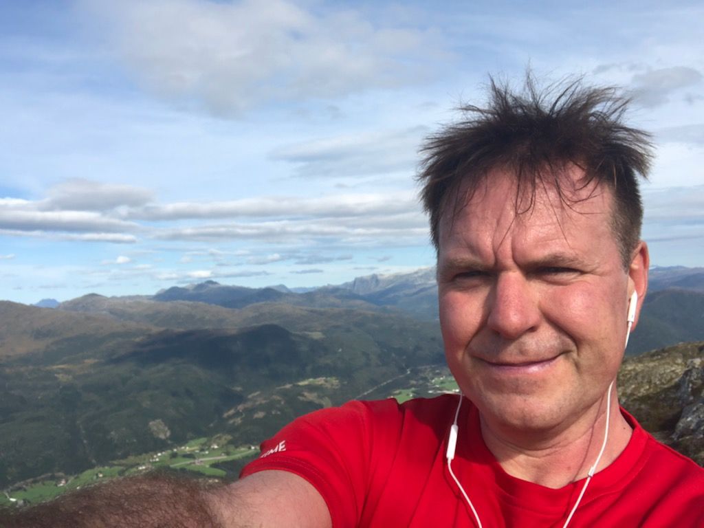 Venstres ordførerkandidat Alfred Bjørlo i Stad dro mandag til fjells for å roe nervene. Denne selfien tok han på Trollenykjen, 900 meter over havet, i totiden. Foto: Alfred Bjørlo