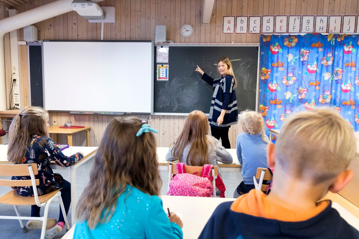Beregninger fra SSB viser at Norge kan komme til å mangle mange grunnskolelærere innen 2040. Utdanningsdirektoratet har fått i oppdrag å anbefale mulige ordninger som kan skaffe skolen flere kvalifiserte lærere, spesielt lærere som kan undervise elever i 1.–4. trinn. Illustrasjonsfoto: Gorm Kallestad / NTB scanpix