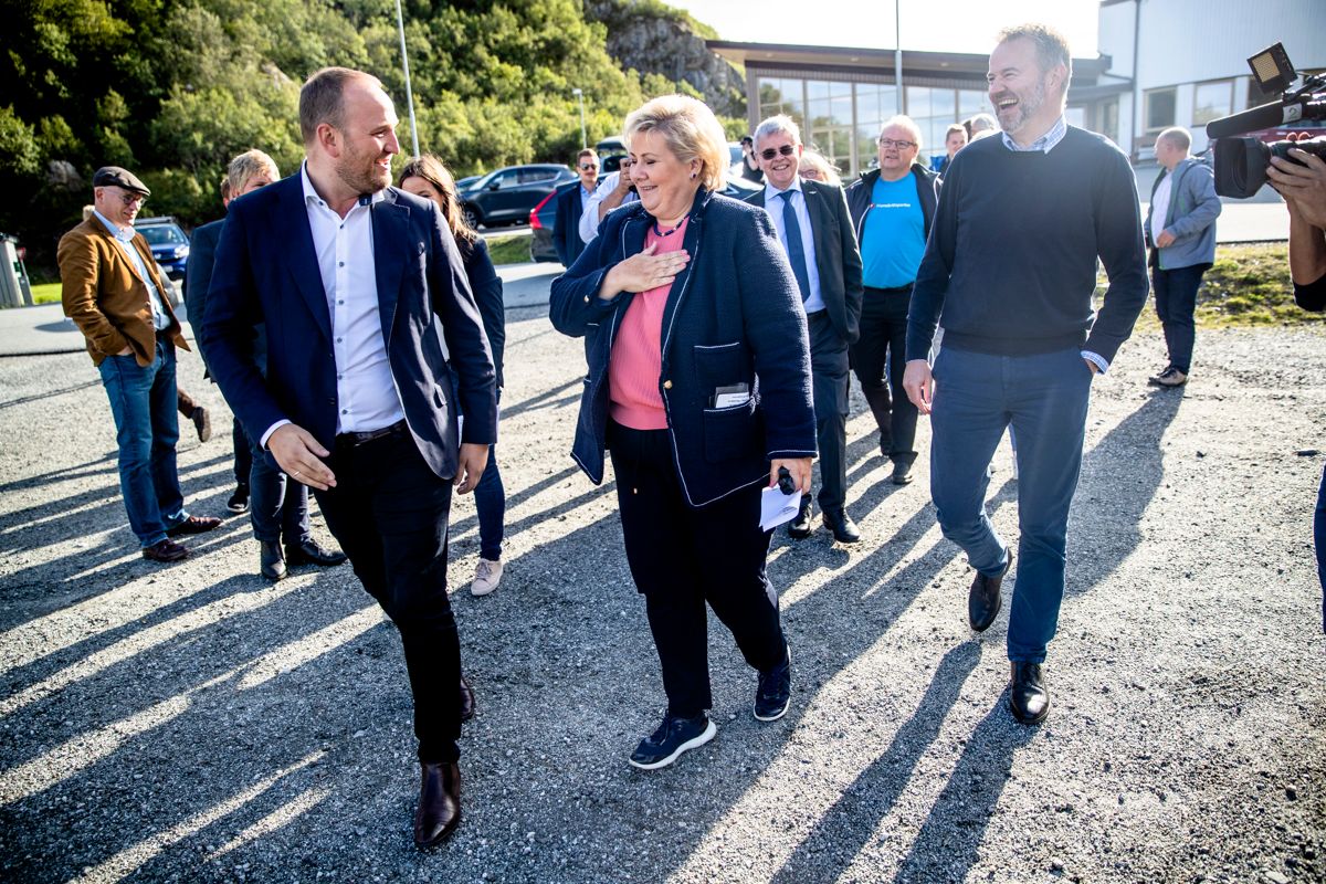 Statsminister Erna Solberg hilser på Jon Georg Dale på Mind-senteret i Bodø. Foto: Stian Lysberg Solum / NTB scanpix