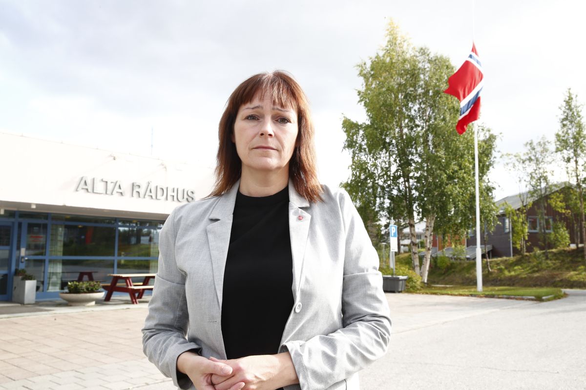 Ordfører Monica Nielsen forteller at Alta er i sorg etter helikopterulykken lørdag. Foto: Terje Pedersen / NTB scanpix