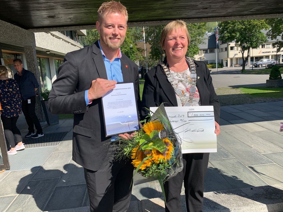 Statssekretær Tommy Skjervold delte ut prisen til ordfører i Nord-Aurdal kommune, Inger Torun Klosbøle. Foto: Ramstad/Statens vegvesen