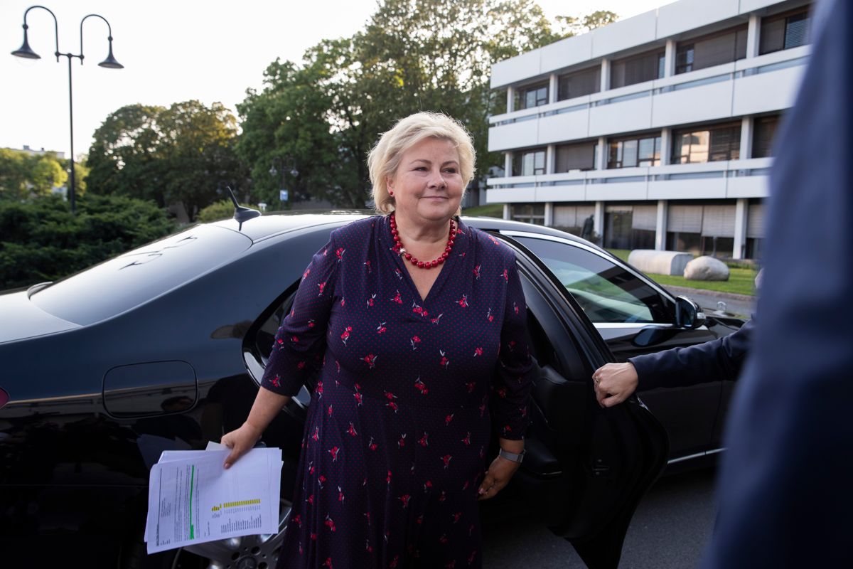 Statsminister Erna Solberg ankommer NRK for partilederutspørringen onsdag kveld. Foto: Terje Bendiksby / NTB scanpix