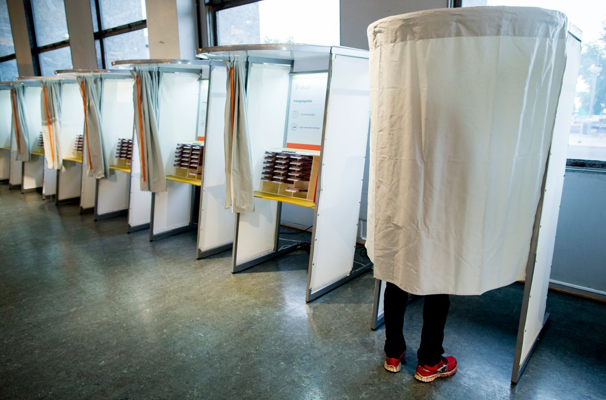 En mann stemmer i et avlukke i valglokalet i Oslo rådhus i forbindelse med kommunestyre- og fylkestingsvalget 2015.
Foto: Vegard Wivestad Grøtt / NTB scanpix