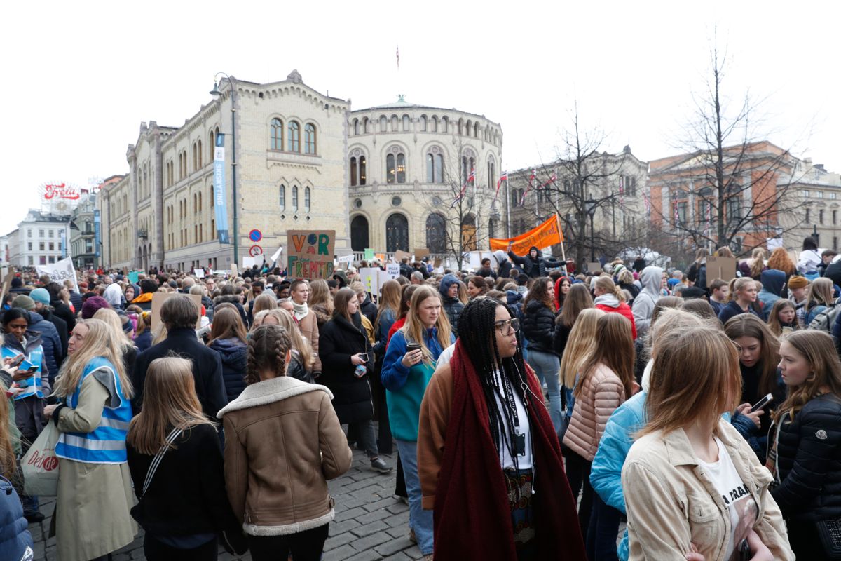 Skolestreiken 22. mars var den hittil største i Norge. Da møtte om lag 40.000 elever på landsbasis opp til demonstrasjoner for å kreve at norske politikere gjør sitt for å stanse klimaendringene. Her fra markeringen foran Stortinget. Foto: Terje Bendiksby / NTB scanpix
