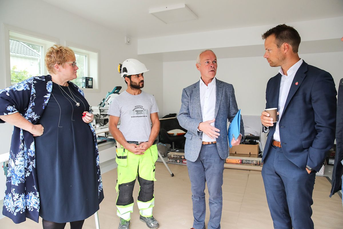 Kulturminister Trine Skei Grande (V), kunnskaps- og integreringsminister Jan Tore Sanner (H) og Jon Helgheim (Frp) snakker med lærling Abdi Nori i forbindelse med framleggelsen av forslaget til integreringslov. Foto: Vidar Ruud / NTB scanpix