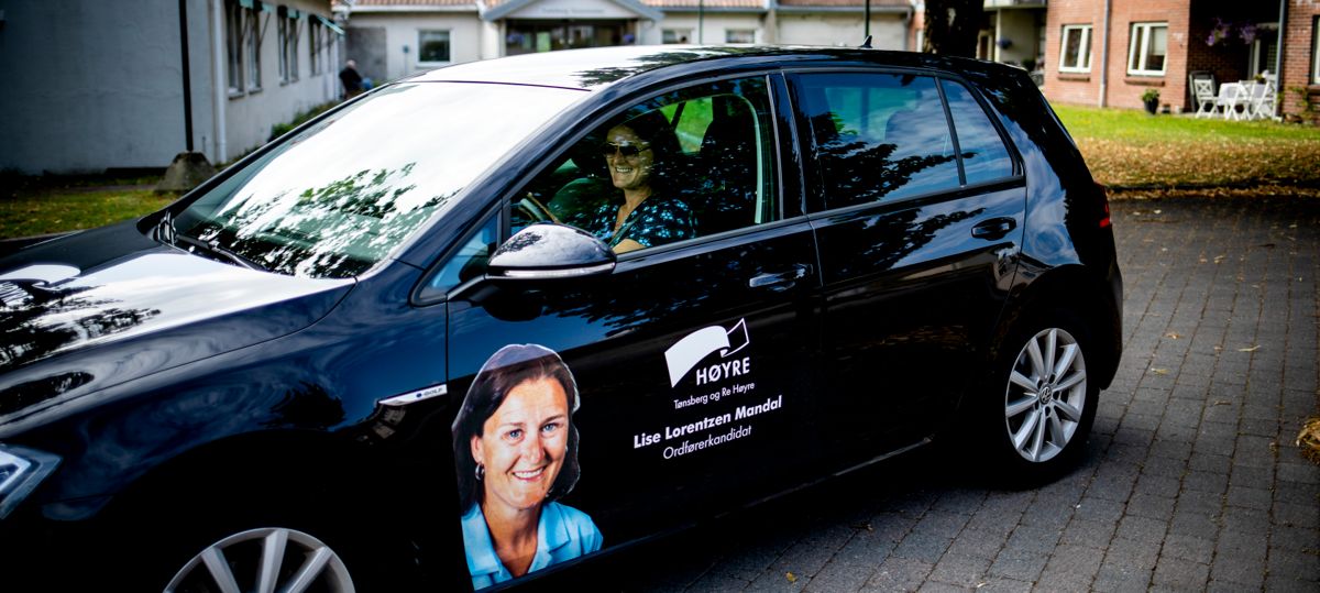 Tønsberg Høyres ordførerkandidat Lise Lorentzen Mandal (48) har vent seg til å være mobil reklameplakat for partiet under valgkampen. Foto: Magnus K. Bjørke