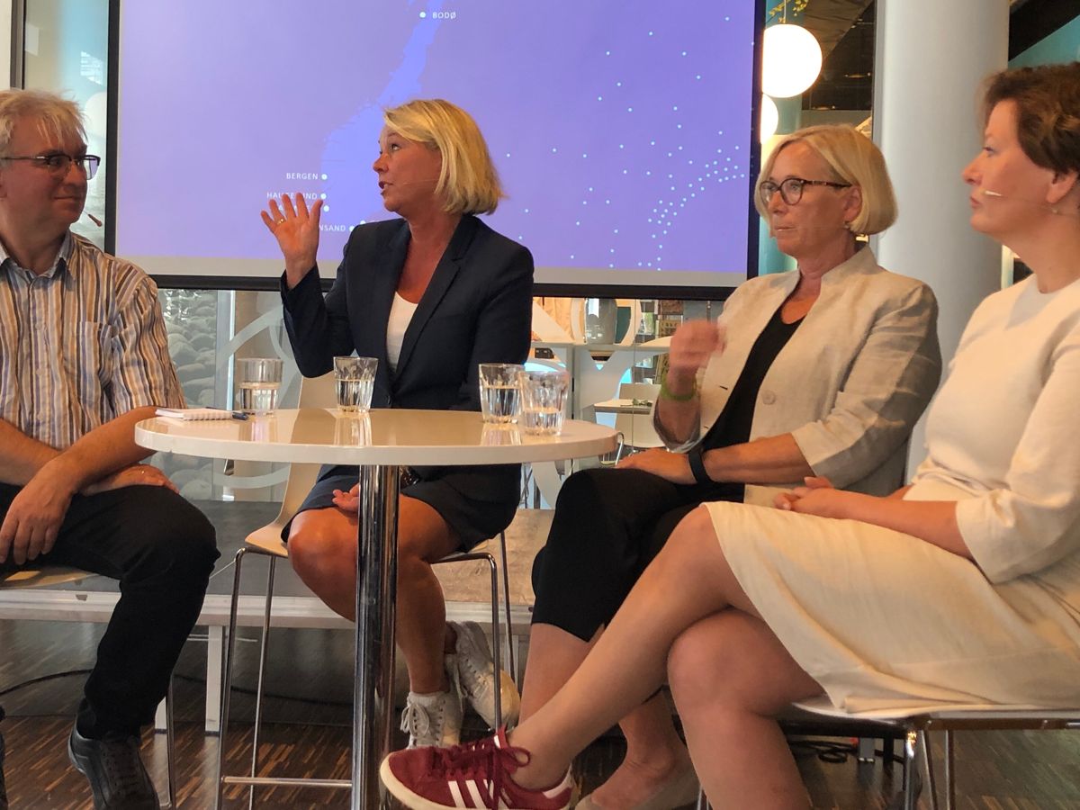 André Skjelstad (V), Monica Mæland (H), Marit Arnstad (Sp) og Helga Pedersen (Ap) deltok i debatt om regionreformen på Arendalsuka onsdag. Foto: Jan Inge Krossli