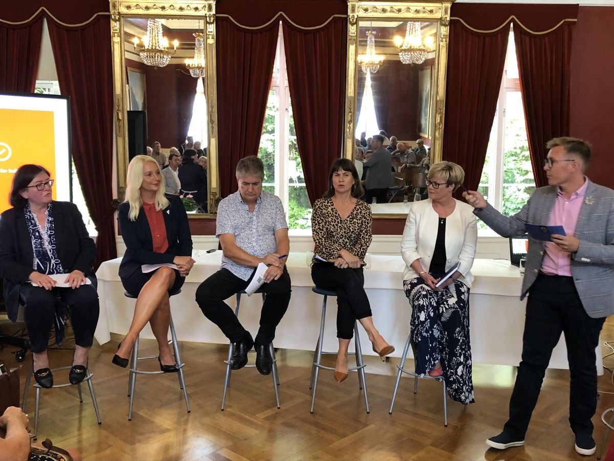 Anette Solli (H) , Mirell Høyer-Berntsen (SV), Kåre Pettersen (V), Rina Mariann Hansen (Ap) og Kristin Ørmen Johnsen (H) diskuterer kultur og regionreform under Arendalsuka. Ordstyrer var Torbjørn Urfjell - kulturdirektør i Nye Kristiansand. Foto: Tone Holmquist