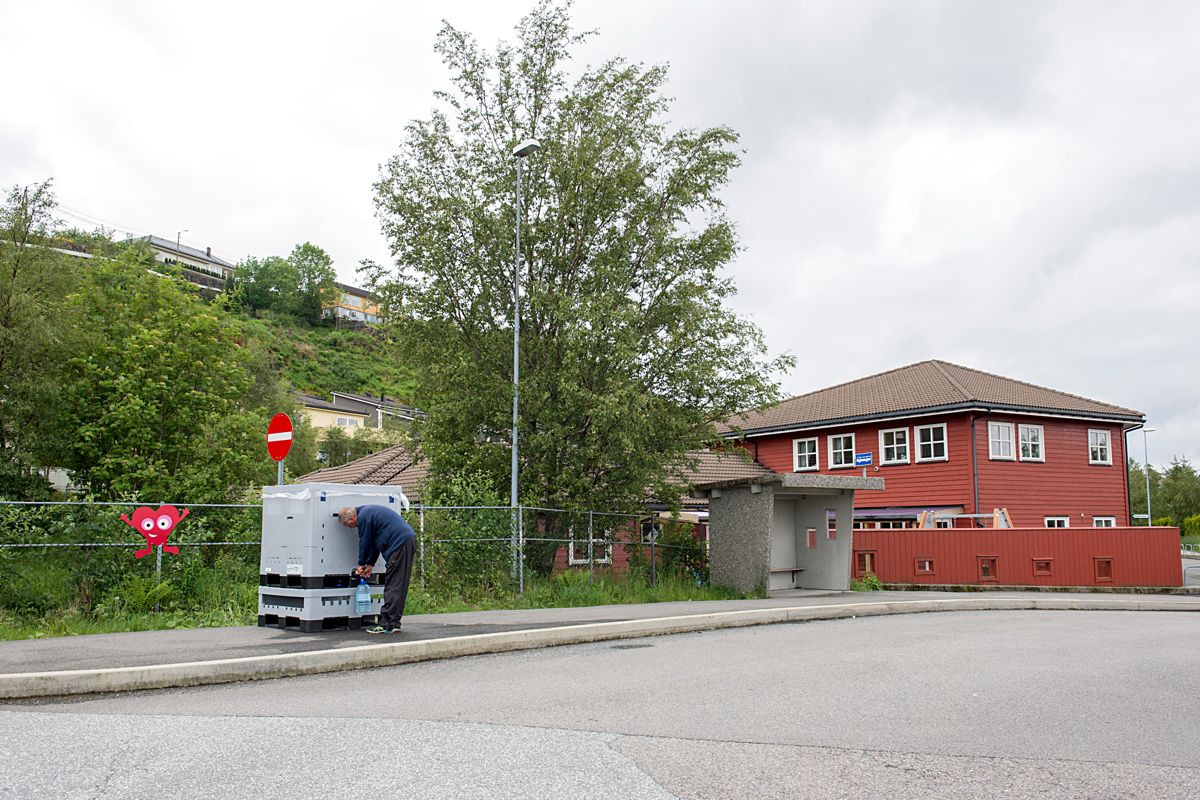Vanntanker ble plassert rundt på Askøy i forbindelse med over 2.000 ble syke av drikkevannet i starten av juni.
Foto: Marit Hommedal / NTB scanpix