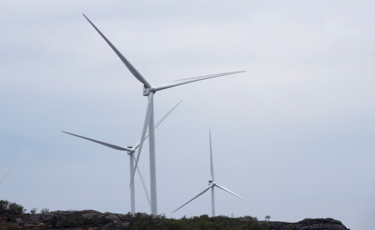 Kampen mot vindkraftverk på Frøya synes å være over. Dermed kommer vindturbiner til å sette sitt preg på naturen også her, i liket med i Eigersund, hvor bildet er tatt. Foto: Terje Pedersen / NTB scanpix