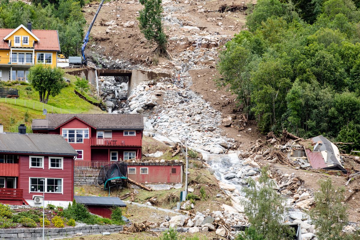 Jordraset i Jølster kommune gikk mellom husene. En person er fortsatt savnet etter raset. Foto: NTB scanpix