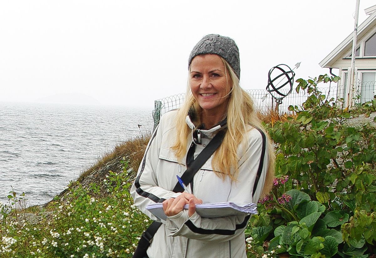 Jurist Anita Kotte Syversen i planavdelingen i Hurum kommune på befaring i strandsonen. Foto: Ole-Martin Bjurstedt