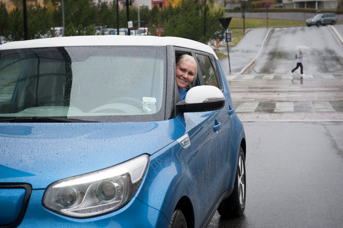 Hamar kommune har kjøpt inn elbiler til hjemmetjenesten, som sykepleier Mona Ragnarsen bruker i jobben. Hamar er en av kommunene som er i full gang med å lage ny klimaplan. I utkastet til kommunedelplan er målet 40 prosent kutt i utslippene innen 2030, som det nasjonale målet. Foto: Terje Lien
